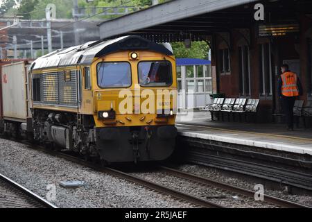Klasse 66 Nr. 66707: Transport eines Schwerlastzugs durch Twyford Station am 3. Juni 2023 Stockfoto