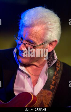 Gitarrist Gray Bartlett, MBE, feiert 50 Jahre in der Unterhaltungsbranche und startet seine neuseeländische 50.-jährige Jubiläumsreise in SkyCity, Auckland Stockfoto