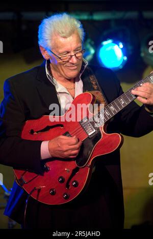 Gitarrist Gray Bartlett, MBE, feiert 50 Jahre in der Unterhaltungsbranche und startet seine neuseeländische 50.-jährige Jubiläumsreise in SkyCity, Auckland Stockfoto