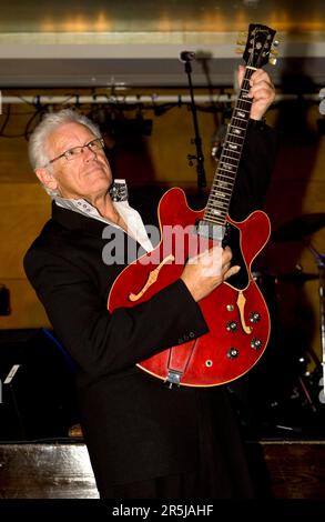 Gitarrist Gray Bartlett, MBE, feiert 50 Jahre in der Unterhaltungsbranche und startet seine neuseeländische 50.-jährige Jubiläumsreise in SkyCity, Auckland Stockfoto