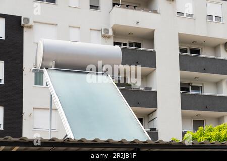 Solarkollektor zum Erhitzen von Wasser mit Solarenergie. Hochwertiges Foto Stockfoto