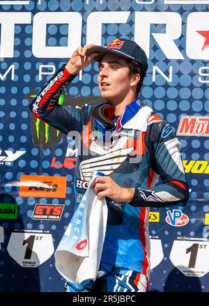 Sacramento, Kalifornien, USA. Juni 03 2023 Sacramento, CA USA Hunter Lawrence(96) steht auf dem Podium während der AMA Pro Motocross Racing Hangtown Classic 250 Championship in Hangtown Sacramento, CA Thurman James/CSM Credit: CAL Sport Media/Alamy Live News Stockfoto