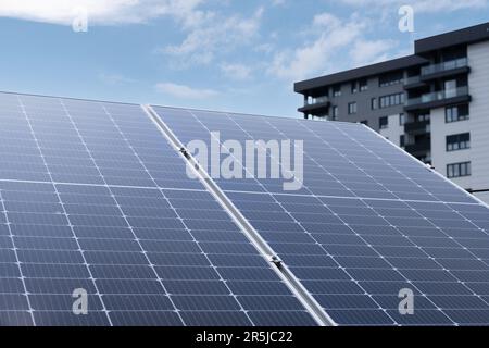 Sonnenkollektoren auf einem Dach. Hochwertiges Foto Stockfoto