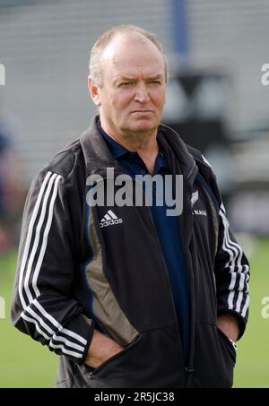 Coach Graham Henry beobachtet die Kapitäne beim Rennen, während sich die All Blacks auf den ersten Test gegen England vorbereiten, Eden Park Stadium, Auckland, Neuseeland, Freitag, 13. Juni 2008. Stockfoto