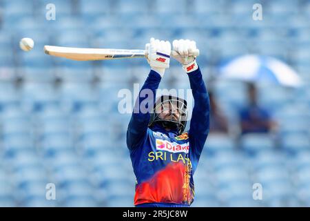 Hambantota, Sri Lanka. 04. Juni 2023 Sri Lankas Dhananjaya de Silva spielt während des ODI-Cricket-Spiels zwischen Sri Lanka und Afghanistan 2. im Mahinda Rajapaksa International Cricket Stadium in Hambantota am 04. Juni 2023 einen Wurf. Viraj Kothalwala/Alamy Live News Stockfoto