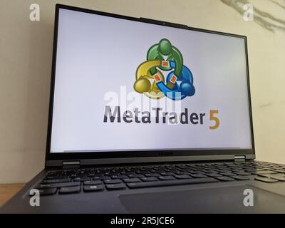 Konskie, Polen - 28. Mai 2023: MetaTrader 5 Logo der elektronischen Handelsplattform auf dem Laptop-pc-Bildschirm Stockfoto