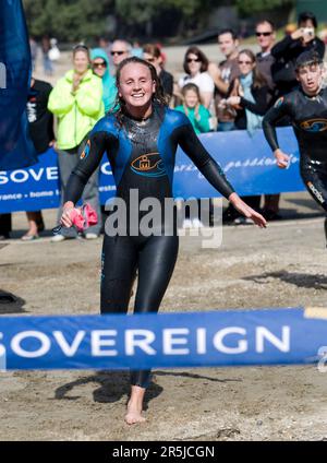 Neuseelands Helen Norfolk nähert sich der Ziellinie und gewinnt das Rennen und die Serie der Frauen in einer Zeit von 37 Minuten und 31 Sekunden beim King of the Bay. 2,8 km Schwimmen im Meer, das letzte Ereignis der Sovereign Ocean Swim Series, Takapuna Beach, Auckland, Neuseeland, Sonntag, 20. April 2008 Stockfoto