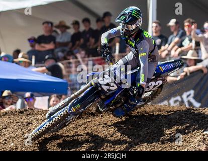 Sacramento, Kalifornien, USA. Juni 03 2023 Sacramento, CA USA Justin Cooper(32) kommt aus Runde 21during die AMA Pro Motocross Racing Hangtown Classic 250 Championship in Hangtown Sacramento, CA Thurman James/CSM Credit: CAL Sport Media/Alamy Live News Stockfoto