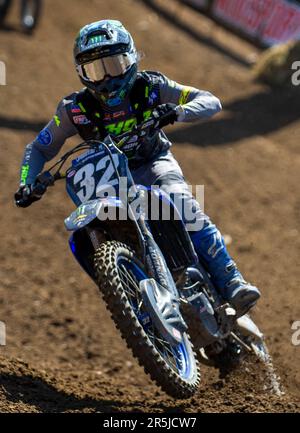 Sacramento, Kalifornien, USA. Juni 03 2023 Sacramento, CA USA Justin Cooper(32) kommt in die Runde 15 während der AMA Pro Motocross Racing Hangtown Classic 250 Championship in Hangtown Sacramento, CA Thurman James/CSM Credit: CAL Sport Media/Alamy Live News Stockfoto