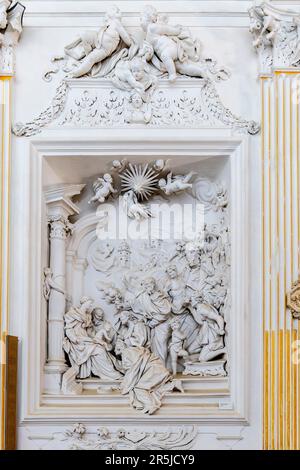 Die Verehrung der Magi (Adorazione dei Re Magi). Stuccos von Giacomo Serpotta in der Kirche des Zisterzienserklosters Santo Spirito, Agrigento, sic Stockfoto