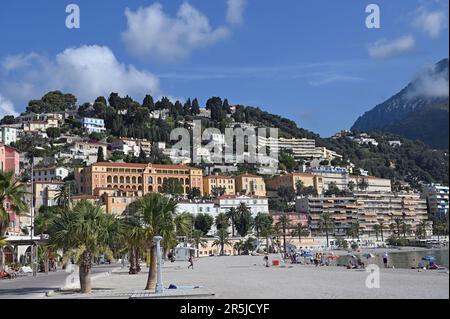 Morgen am Strand in Menton Frankreich Stockfoto