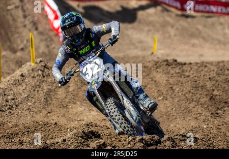 Sacramento, Kalifornien, USA. Juni 03 2023 Sacramento, CA USA Justin Cooper(32) kommt in die Runde 15 während der AMA Pro Motocross Racing Hangtown Classic 250 Championship in Hangtown Sacramento, CA Thurman James/CSM Credit: CAL Sport Media/Alamy Live News Stockfoto