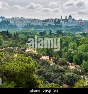 Skyline von Madrid von der Casa de Campo mit dem königlichen Palast und der Almudena Kathedrale. Stockfoto