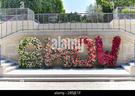 Während der ersten Ausgabe der Blumenmodenschau im Tuileriengarten am 3. Juni 2023 in Paris, Frankreich, läuft ein Model auf der Landebahn. Foto von Jana Nennen Sie mich J/ABACAPRESS.COM Stockfoto