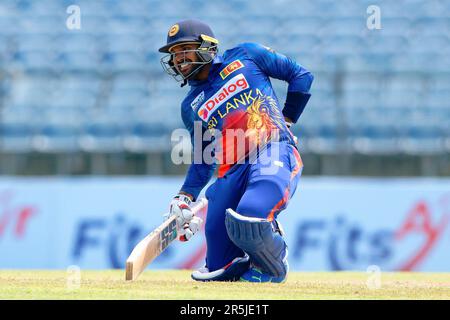 Hambantota, Sri Lanka. 04. Juni 2023 Sri Lankas Wanindu Hasaranga hält sich während des ODI-Cricket-Spiels zwischen Sri Lanka und Afghanistan 2. im Mahinda Rajapaksa International Cricket Stadium in Hambantota am 04. Juni 2023 mit dem Rücken vor Schmerzen zurück. Viraj Kothalwala/Alamy Live News Stockfoto