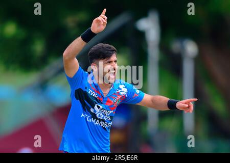 Hambantota, Sri Lanka. 04. Juni 2023 Afghanistans Fazalhaq Farooqi feiert, nachdem er am 04. Juni 2023 im Mahinda Rajapaksa International Cricket Stadium in Hambantota das Wicket von Sri Lankas Kusal Mendis (ungesehen) während des ODI-Cricket-Spiels zwischen Sri Lanka und Afghanistan im Jahr 2. eingenommen hat. Viraj Kothalwala/Alamy Live News Stockfoto