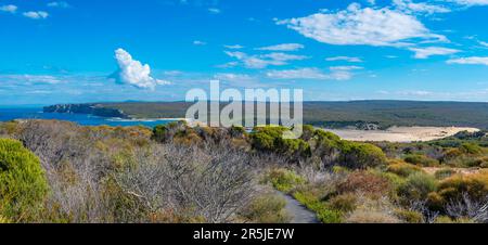 Ein Panoramablick auf die Strände von Marley und Little Marley, nicht bewachte Surfstrände auf dem Coast Track, 5,6km km südlich von Bundeena bei Sydney, Australien Stockfoto