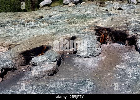 Yanartaş, die ewige brennende Flamme, in der Nähe der Olympos-Ruinen entlang der Lykischen Straße, Cirali, Türkei Stockfoto