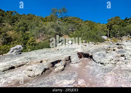 Yanartaş, die ewige brennende Flamme, in der Nähe der Olympos-Ruinen entlang der Lykischen Straße, Cirali, Türkei Stockfoto