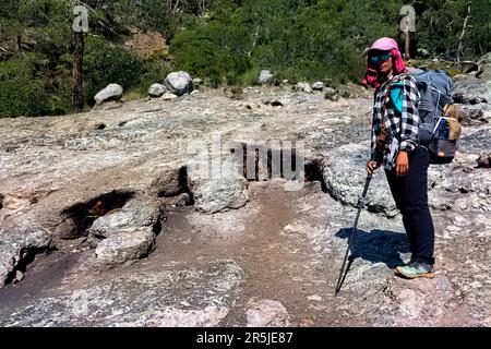 Yanartaş, die ewige brennende Flamme, in der Nähe der Olympos-Ruinen entlang der Lykischen Straße, Cirali, Türkei Stockfoto