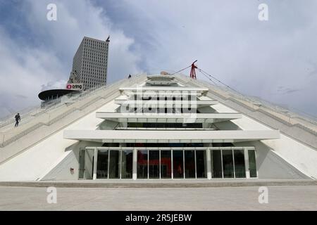 Die Pyramide von Tirana (Albanisch: Piramida) ist ein Bauwerk und ehemaliges Museum in Tirana, der Hauptstadt Albaniens. Es wurde 1988 als Museum eröffnet und wurde 1991 nach dem Zusammenbruch des Kommunismus zu einem Konferenzzentrum. Während des Kosovo-Krieges 1999 wurde das Gebäude als NATO-Stützpunkt genutzt. Im Jahr 2018 wurde ein neues Projekt vorgestellt, das die Pyramide in ein IT-Zentrum für Kreative Technologien mit Schwerpunkt auf Computerprogrammierung, Robotik und Start-ups unter dem Namen TUMO Center Tirana verwandeln sollte. Das renovierte Gebäude wurde im Mai 2023 für die Öffentlichkeit geöffnet. Stockfoto