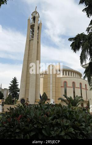 Die Resurrection Cathedral ist eine albanisch-orthodoxe Kirche im Zentrum von Tirana, Albanien. Es gilt als eine der größten östlich-orthodoxen Kirchen auf dem Balkan. Es wurde am 24. Juni 2012 offiziell eröffnet, um den 20. Jahrestag der Wiederbelebung der albanisch-orthodoxen Kirche und der Wahl des Erzbischofs Anastasios von Albanien zu feiern. Stockfoto