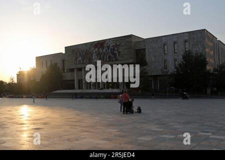 Das National History Museum am Skanderbeg Square ist ein historisches Museum in Tirana, Albanien. Es wurde am 28. Oktober 1981 eröffnet und ist 27.000 Quadratmeter groß, während 18.000 Quadratmeter für Ausstellungen zur Verfügung stehen. Über dem Eingang des Museums befindet sich ein großes Wandmosaik mit dem Titel Albaner, das angebliche alte bis moderne Figuren aus der albanischen Geschichte darstellt. Das Museum umfasst die folgenden Pavillons: Den Pavillon der Antike, Mittelalter, Renaissance, Unabhängigkeit, Ikonographie, Nationale Befreiung, Antifaschistischer Krieg, Kommunistischer Terror Und Mutter Teresa. Stockfoto