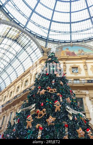 Mailand, Italien - 8. Dezember 2022: Weihnachtszeit in der Galleria Vittorio Emanuele II in Mailand, Italien Stockfoto