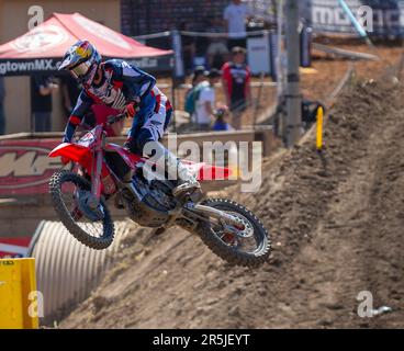 Sacramento, Kalifornien, USA. Juni 03 2023 Sacramento, CA USA Hunter Lawrence(96)ab Jump 21during die AMA Pro Motocross Racing Hangtown Classic 250 Championship in Hangtown Sacramento, CA Thurman James/CSM Credit: CAL Sport Media/Alamy Live News Stockfoto