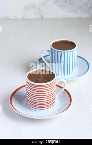 Türkischer Kaffee auf weißem Hintergrund Stockfoto