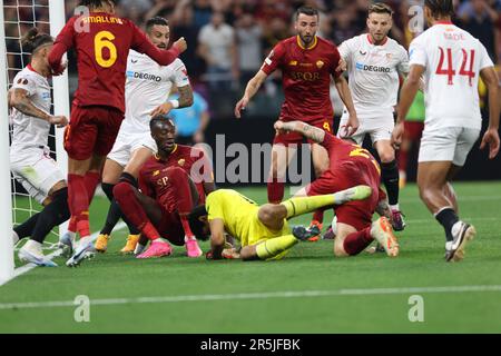 Yassine Bounou, auch bekannt als Bono von Sevilla, gesehen in Aktion während des Finalspiels der UEFA Europa League 2023 zwischen Sevilla und ALS Roma in der Puskas Arena. Endstand: Sevilla 1:1 ALS Roma (Strafen 4:1). Stockfoto