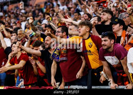 Fans DES AS Roma FC während des Finalspiels der UEFA Europa League 2022/23 zwischen dem FC Sevilla und AS Roma in der Puskas Arena. Endstand: Sevilla 1:1 ALS Roma (Strafen 4:1). Stockfoto