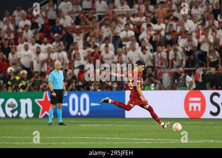 Roger Ibanez, Spieler von AS Roma, der während des Endes der UEFA Europa League zwischen dem FC Sevilla und AS Roma in der Puskas Arena in Aktion gesehen wurde. Endstand: Sevilla 1:1 ALS Roma (Strafen 4:1). Stockfoto
