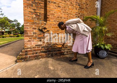 Seit der Hauptkirche von St. Michaels and All Angels in Blantyre (Malawi) wurde aus ungebackenen Ziegeln gebaut und steht seit dem Zyklon Freddy nicht mehr stetig Stockfoto