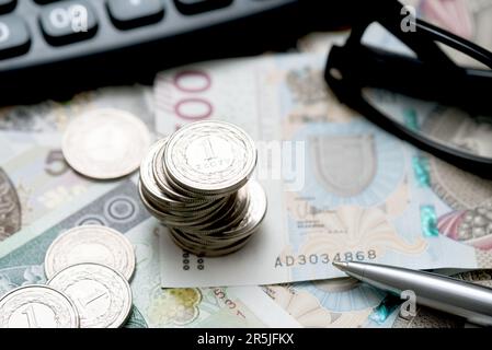 Ein Stapel polierter Geldscheine, polierte Banknoten Stockfoto