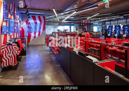 Souvenirs im Geschäft in der Civitas Metropolitano Arena, dem offiziellen Heimstadion des FC Athletic Stockfoto