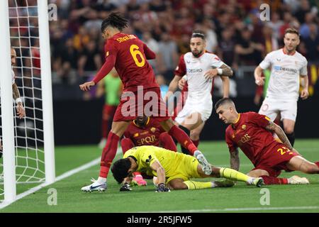 Budapest, Ungarn. 31. Mai 2023. Yassine Bounou, auch bekannt als Bono von Sevilla, gesehen in Aktion während des Finalspiels der UEFA Europa League 2023 zwischen Sevilla und ALS Roma in der Puskas Arena. Endstand: Sevilla 1:1 ALS Roma (Strafen 4:1). (Foto: Mohammad Javad Abjoushak/SOPA Images/Sipa USA) Guthaben: SIPA USA/Alamy Live News Stockfoto