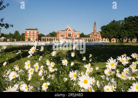Gebäude und Gelände des Dulwich College an einem herrlichen Sommertag vor blauem Himmel, London, England, Großbritannien Stockfoto