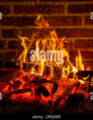 Nahaufnahme von Holzplanken, die in einem Lagerfeuer brennen Stockfoto