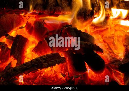 Nahaufnahme von Holzplanken, die in einem Lagerfeuer brennen Stockfoto