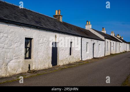 Eine Reihe von Hütten in der Hauptsiedlung auf der Insel Coll, Schottland - dem Dorf Arinagour. Stockfoto