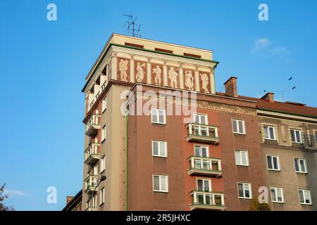 Details des Sorela-Architekturstils in Havirov, Tschechische Republik, verwendet während der kommunistischen Ära in den Jahren 1950er und 1960er Stockfoto