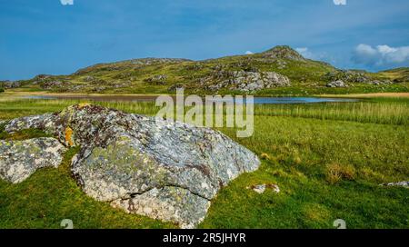 Ben Hogh (106 Meter) ist der höchste Hügel auf Coll mit Loch Ballyhaugh im Vordergrund Stockfoto