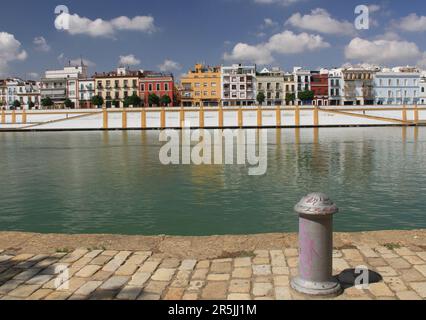 Blick über den Fluss auf das Triana-Viertel Stockfoto