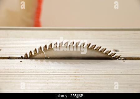 Gekürzte Aufnahme einer Holzschneidemaschine in einer Werkstatt Stockfoto