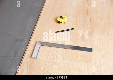 Installation und Werkzeuge für Holzfußböden Stockfoto