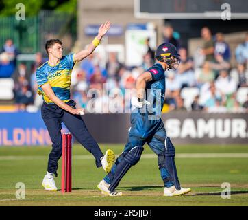 Henry Brookes Bowling für Birmingham Bears in einem Vitality Blast T20 Spiel gegen Derbyshire Falcons Stockfoto