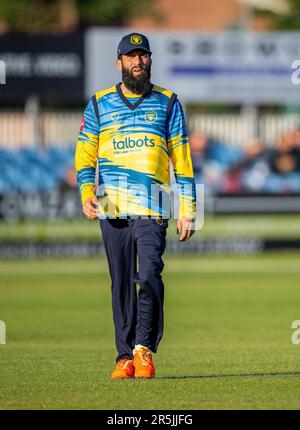 Moeen Ali aus Birmingham spielt bei einem Vitalitätsschlager-T20-Spiel gegen Derbyshire Falcons Stockfoto