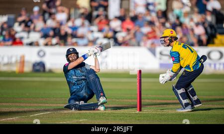 Leus du Plooy aus Derbyshire Falcons fällt, während er in einem Vitalitätsblast T20-Spiel spielt, das der Wächter Alex Davies von Birmingham Bears beobachtet hat Stockfoto