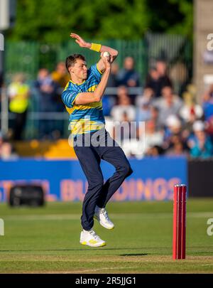 Henry Brookes Bowling für Birmingham Bears in einem Vitality Blast T20 Spiel gegen Derbyshire Falcons Stockfoto